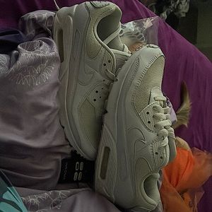 I’m selling Nike airs that aren’t new but they have barely been worn.